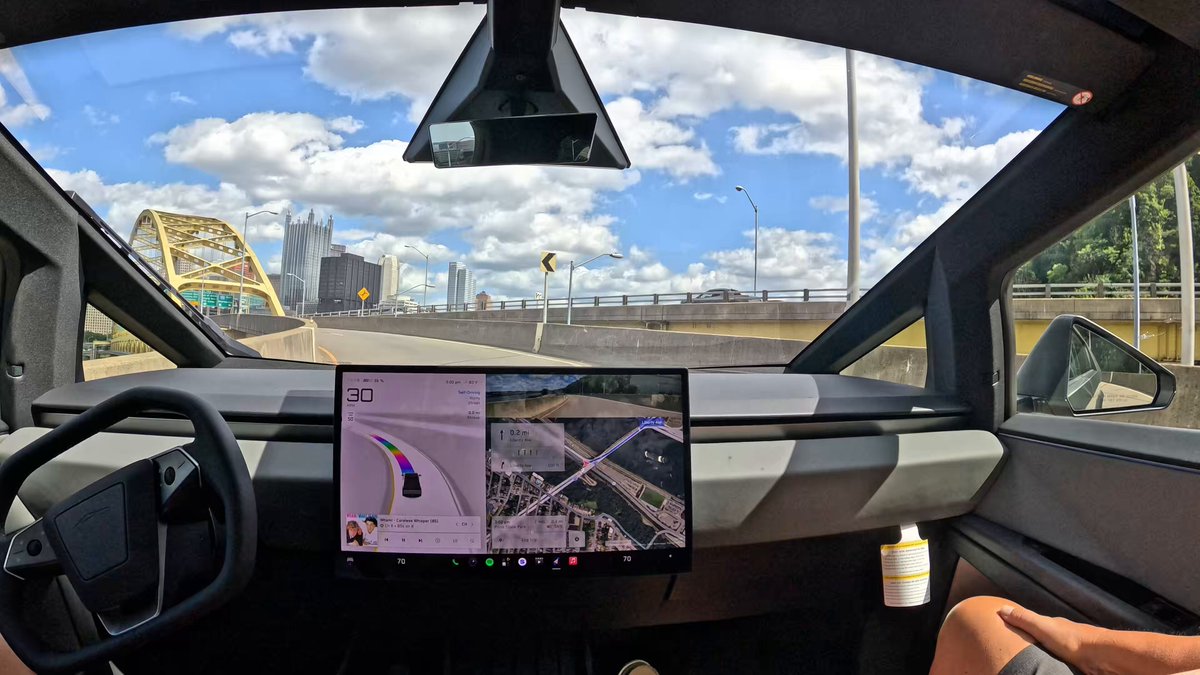 Cybertruck搭载FSD v14.3.7在匹兹堡狭窄街道行驶 配图