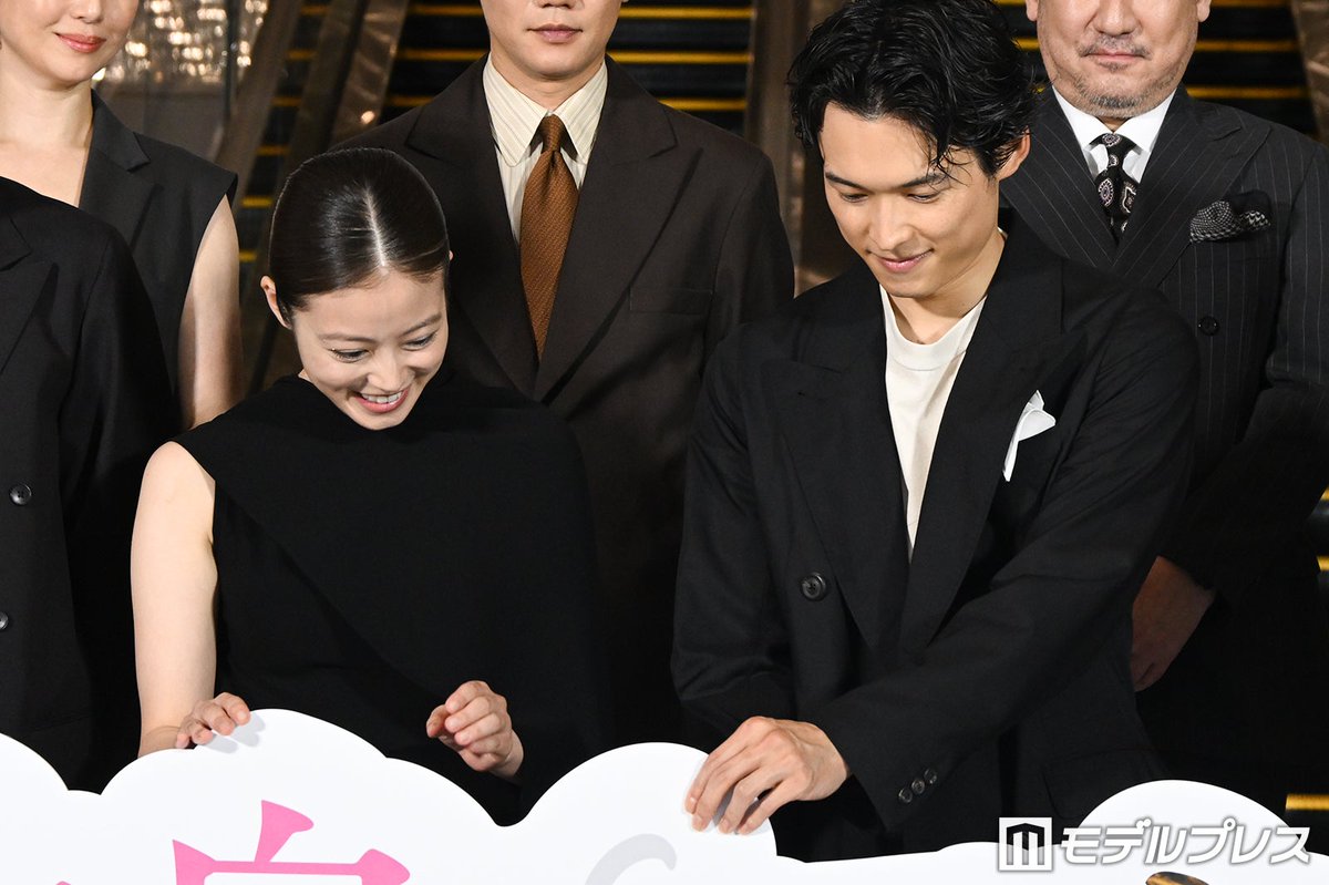 电影《白鸟与蝙蝠》举行开幕典礼，松村北斗与今田美樱等主创出席 配图