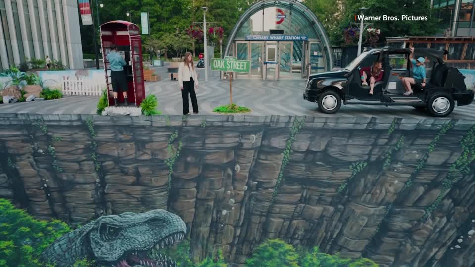 金丝雀码头揭幕恐龙主题艺术装置以宣传科幻新片 配图