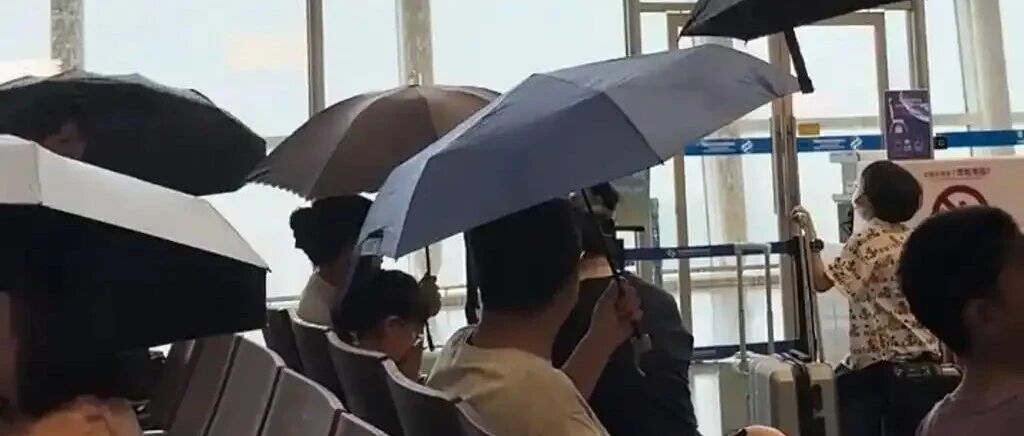 无锡硕放机场候机区局部漏雨，机场回应正紧急抢修 配图