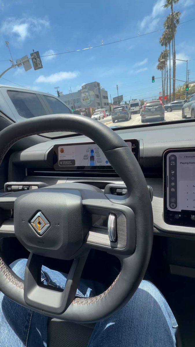 Rivian R2首次展示“Universal Hands Free”免手驾驶演示 配图