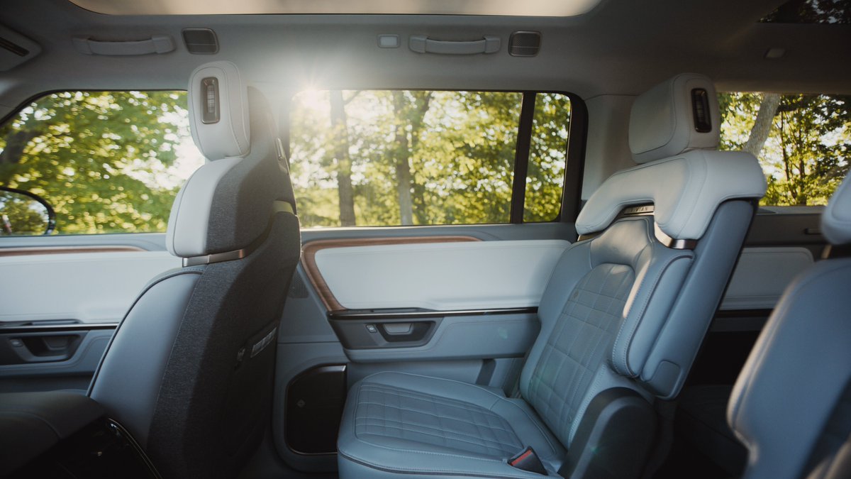 Rivian R1S 新增第二排独立座椅配置 配图