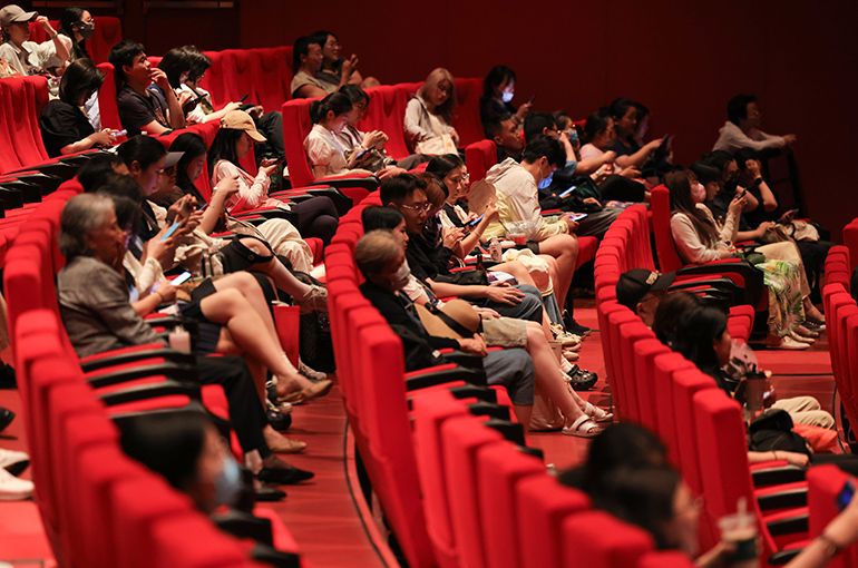 中国暑期档电影票房突破15亿元,约80部影片定档上映 配图