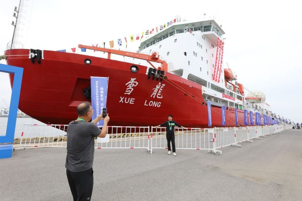 中国“雪龙”号等破冰船在大连港向公众开放参观 配图