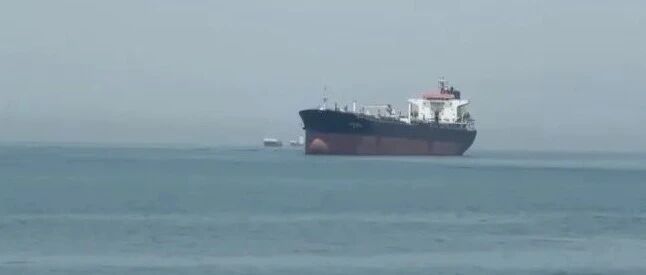 伊朗向霍尔木兹海峡商船发射导弹致两船起火,国际油价上涨 配图