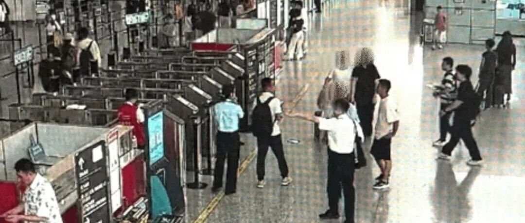 杭州机场安检员凌晨返岗，帮助失亲旅客一家改签送行 配图