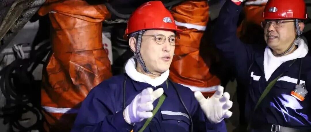 靳东率中国煤矿文工团赴鸡西下井慰问矿工并演出 配图