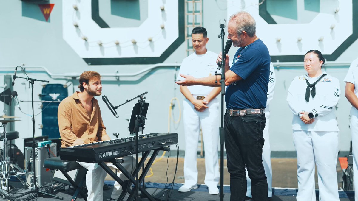 Josh Wolfe 转发 John Ondrasik 在尼米兹号航母上的国庆演出动态 配图