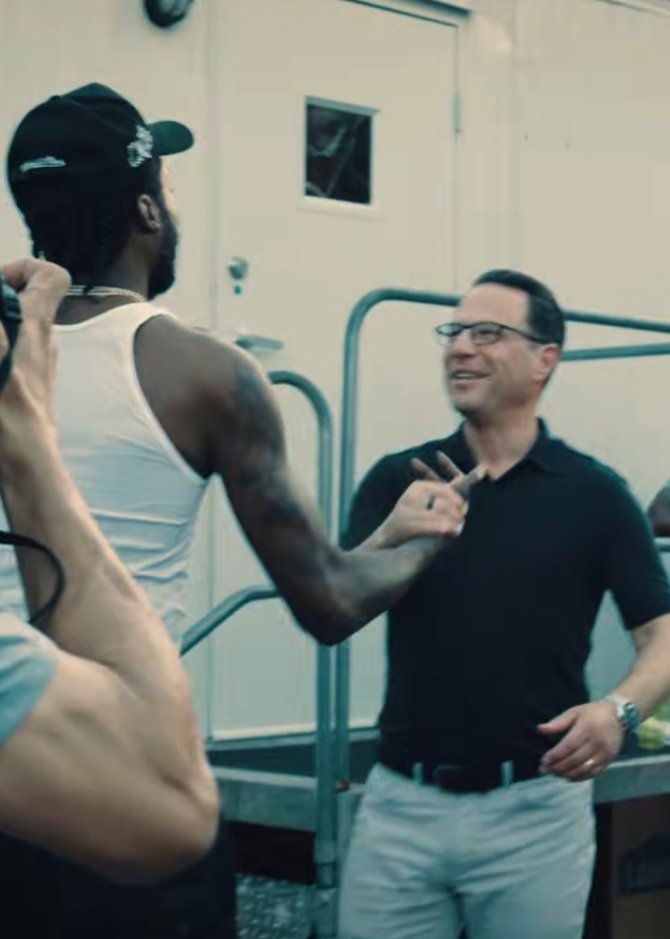 宾州州长 Josh Shapiro 客串说唱歌手 Meek Mill 新音乐视频 配图