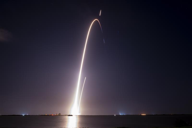SpaceX 完成猎鹰9号火箭两地背靠背发射 配图
