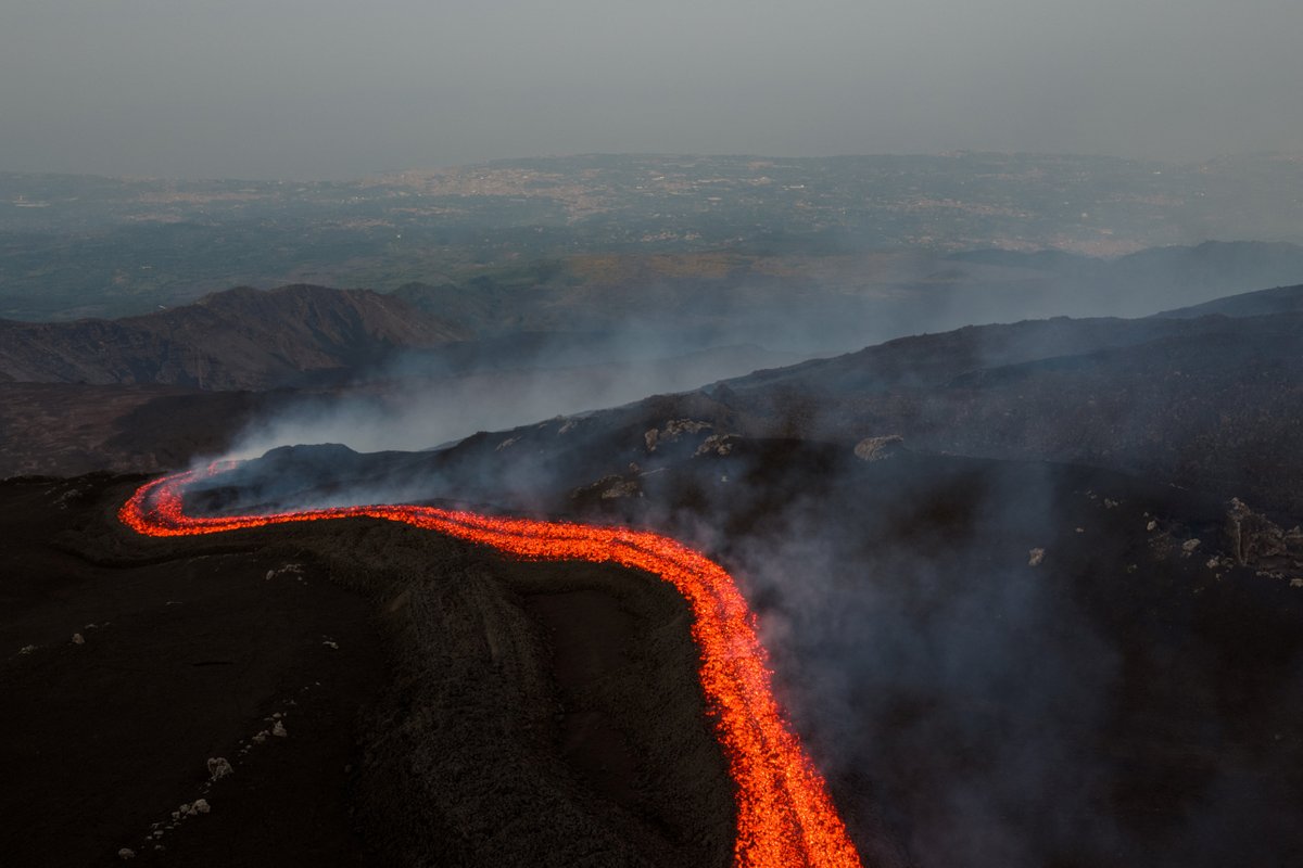 意大利西西里岛埃特纳火山持续喷发 配图