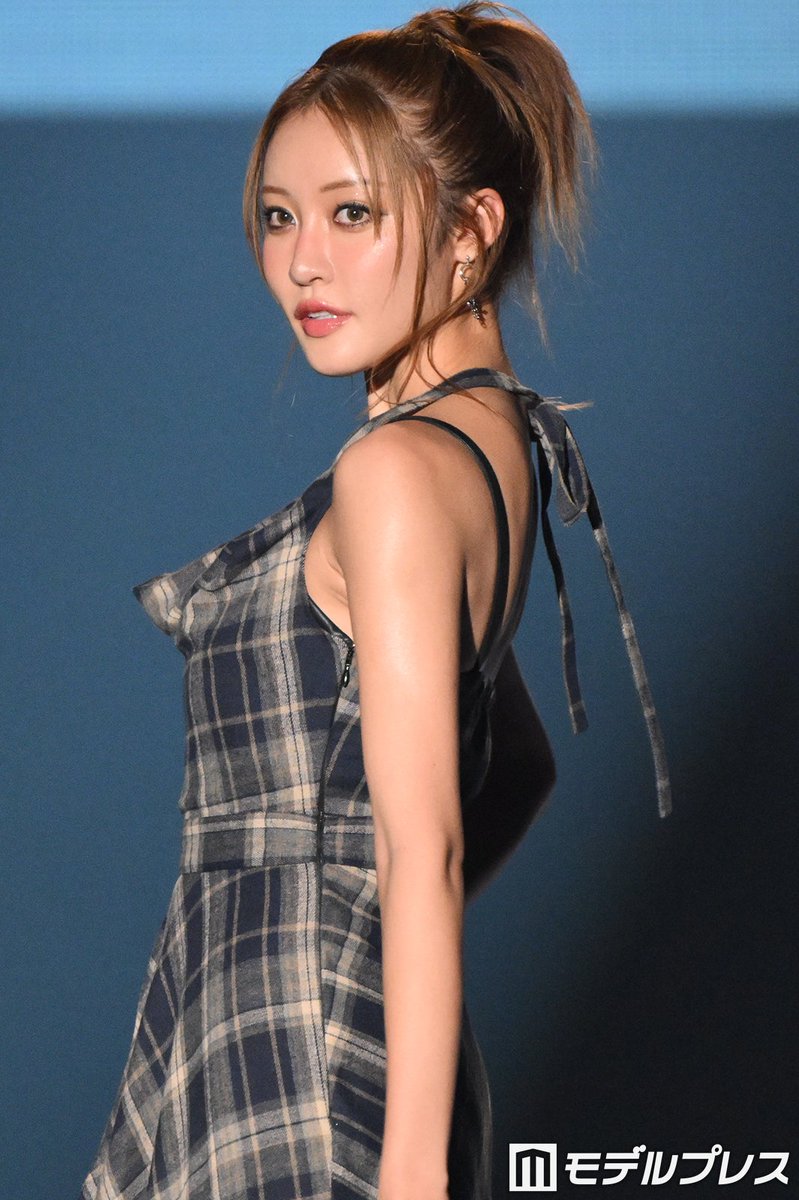 王林亮相TGC松山2026 变形连衣裙展现修长美腿 配图