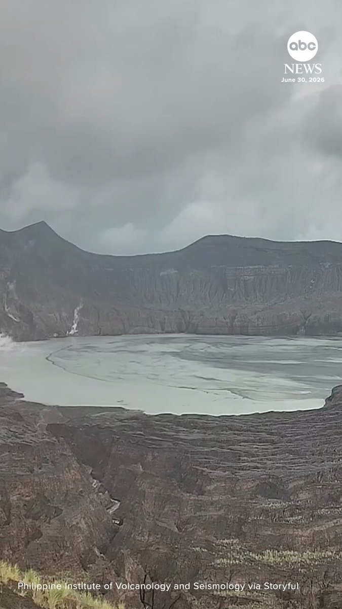 菲律宾塔阿尔火山发生小规模水汽喷发 配图