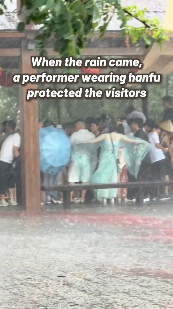 开封万岁山景区突发暴雨，汉服表演者为游客挡雨 配图