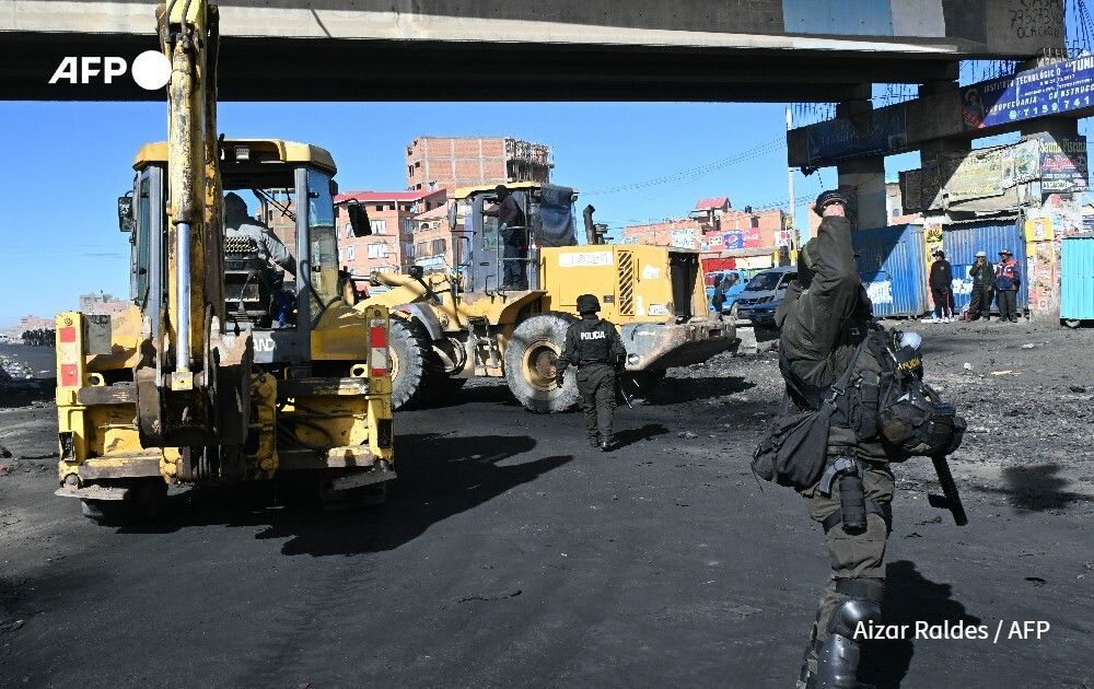 玻利维亚清除反政府路障并恢复拉巴斯燃油运输 配图