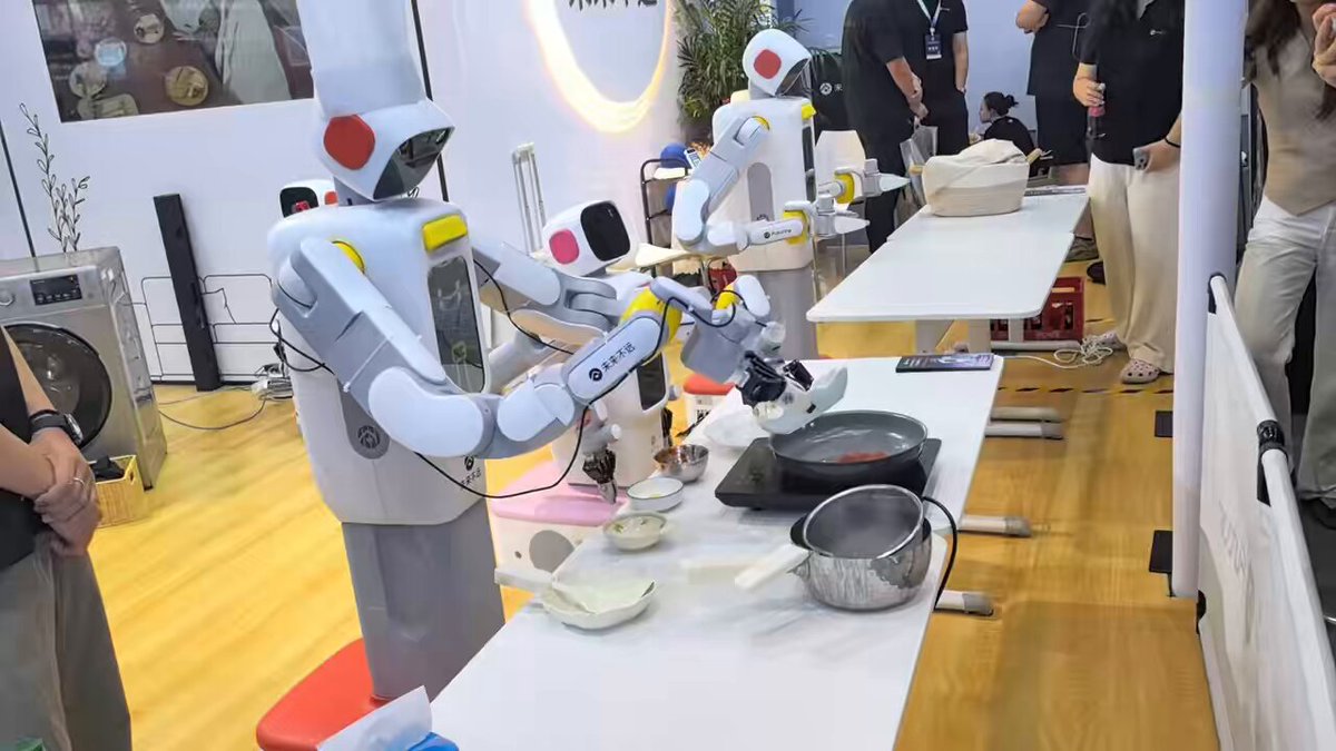 北京机器人活动展示厨师机器人制作肉酱意大利面 配图