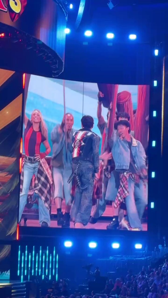 《Camp Rock 3》演员阵容在D23活动现场表演“We Rock” 配图