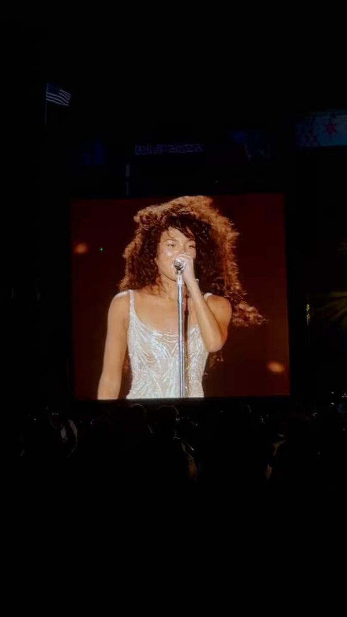 Olivia Dean在Lollapalooza音乐节邀请Sam Fender惊喜登台 配图